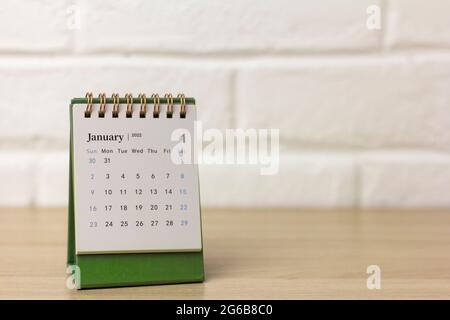 Kalender für Januar 2022 . Desktop-Kalender auf gelbem Hintergrund.Hallo 2022 Stockfoto