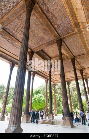 Holzsäulen des Chehel Sotun Palastes, des Persischen Gartens, Isfahan (Esfahan), der Provinz Isfahan, des Iran, Persien, Westasien, Asien Stockfoto