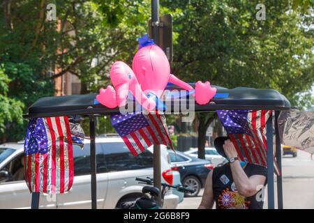 Columbus, Usa. Juli 2021. Doo Dah Helfer sitzt in einem Golfwagen während des 4. Juli. Die Doo Dah Parade, eine Tradition des 4. Juli in Columbus, Ohio, bringt Massen von Menschen zum Geburtstag der Vereinigten Staaten von Amerika und belebt Unternehmen im Short North. Kredit: SOPA Images Limited/Alamy Live Nachrichten Stockfoto