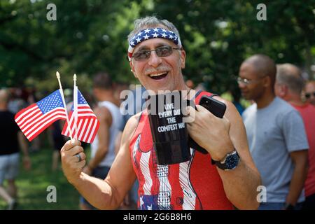 Columbus, Usa. Juli 2021. Der Mensch zeigt Patriotismus mit all den amerikanischen Flaggen, die er trägt. Die Doo Dah Parade, eine Tradition des 4. Juli in Columbus, Ohio, bringt Massen von Menschen zum Geburtstag der Vereinigten Staaten von Amerika und belebt Unternehmen im Short North. Kredit: SOPA Images Limited/Alamy Live Nachrichten Stockfoto