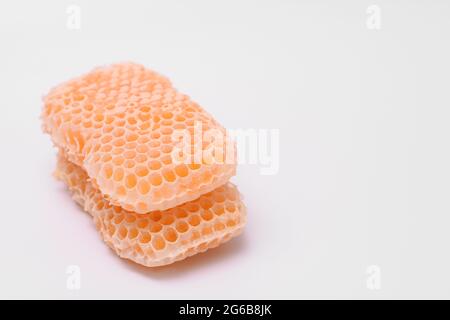Honigwabe mit Honig. Zwei Briketts mit Waben übereinander. Stockfoto