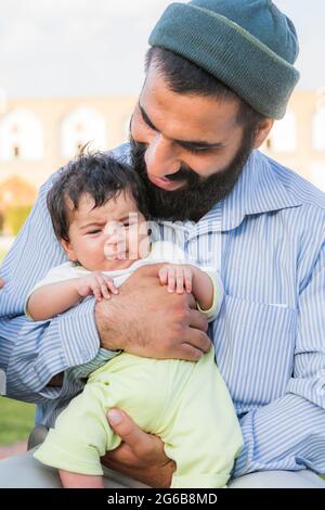 Vater und ein Baby, auf dem Imam-Platz, Isfahan (Esfahan), Provinz Isfahan, Iran, Persien, Westasien, Asien Stockfoto