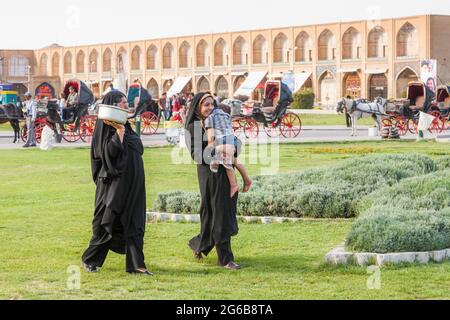 Frauen, die auf dem Imam-Platz, Isfahan (Esfahan), Isfahan, Iran, Persien, Westasien, Asien Stockfoto