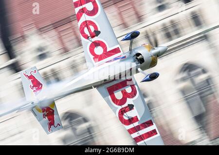 Budapest, Ungarn - 23. Juni 2018: Zivko Edge 540 fliegt beim Red Bull Air Race mit hoher Geschwindigkeit durch das ungarische Parlamentsgebäude Stockfoto