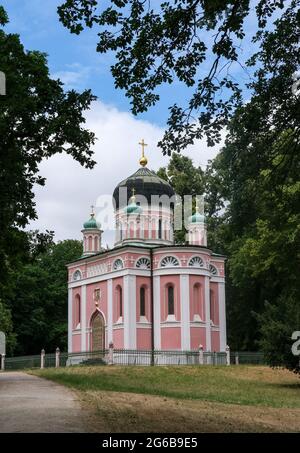 Potsdam, Deutschland. Juni 2021. Auf dem Kapellenberg ist die russisch-orthodoxe Alexander-Newski-Gedächtniskirche zu sehen. Die Kultstätte gehört zur Kolonie Alexandrowka in Potsdam, die 1826 erbaut wurde. Die Kirche ist das älteste russisch-orthodoxe Kirchengebäude in Westeuropa im Stil des frühen russischen Historismus. Seit 1999 gehört es zum UNESCO-Weltkulturerbe. Quelle: Jens Kalaene/dpa-Zentralbild/ZB/dpa/Alamy Live News Stockfoto