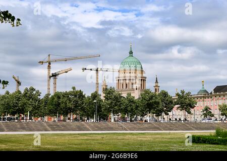 Potsdam, Deutschland. Juni 2021. Blick auf die Nikolaikirche am Alten Markt, die von Baukräne umgeben ist. Quelle: Jens Kalaene/dpa-Zentralbild/ZB/dpa/Alamy Live News Stockfoto