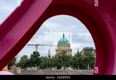 Potsdam, Deutschland. Juni 2021. Blick durch künstlerisch gestaltete farbige Figuren im Garten Lustgarten in der Innenstadt auf die Nikolaikirche am Alten Markt, die von Baukräne umgeben ist. Quelle: Jens Kalaene/dpa-Zentralbild/ZB/dpa/Alamy Live News Stockfoto