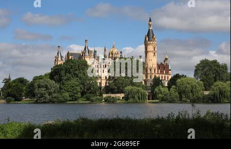 22. Juni 2021, Mecklenburg-Vorpommern, Schwerin: Schloss Schwerin, das Mitte des 19. Jahrhunderts in seiner heutigen Form erbaut wurde. Schwerin und sein Wohnensemble wollen zum UNESCO-Weltkulturerbe werden. Sie steht seit 2014 auf der deutschen Kandidatenliste. Foto: Bernd Wüstneck/dpa-Zentralbild/ZB Stockfoto