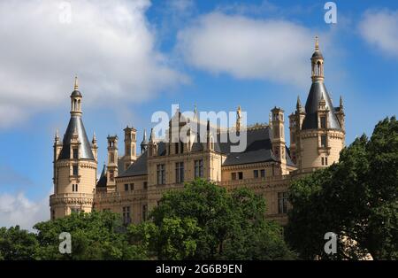 22. Juni 2021, Mecklenburg-Vorpommern, Schwerin: Schloss Schwerin, das Mitte des 19. Jahrhunderts in seiner heutigen Form erbaut wurde. Schwerin und sein Wohnensemble wollen zum UNESCO-Weltkulturerbe werden. Sie steht seit 2014 auf der deutschen Kandidatenliste. Foto: Bernd Wüstneck/dpa-Zentralbild/ZB Stockfoto