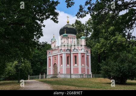 Potsdam, Deutschland. Juni 2021. Auf dem Kapellenberg ist die russisch-orthodoxe Alexander-Newski-Gedächtniskirche zu sehen. Die Kultstätte gehört zur Kolonie Alexandrowka in Potsdam, die 1826 erbaut wurde. Die Kirche ist das älteste russisch-orthodoxe Kirchengebäude in Westeuropa im Stil des frühen russischen Historismus. Seit 1999 gehört es zum UNESCO-Weltkulturerbe. Quelle: Jens Kalaene/dpa-Zentralbild/ZB/dpa/Alamy Live News Stockfoto