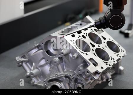 Dimensionsprüfung des Automobilmotors mit automatischer Koordinatenmessmaschine oder CMM. Selektiver Fokus. Stockfoto