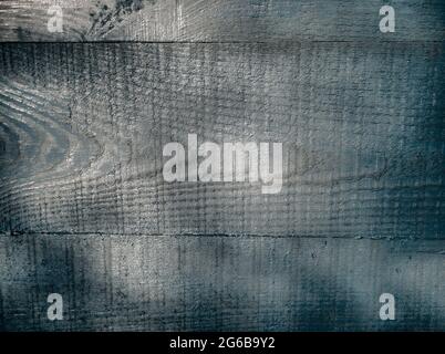 Hintergrundbild mit der Textur von altem Holz, gemalt mit blätternder blauer Farbe. Stockfoto