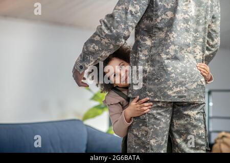 Nettes kleines Mädchen umarmt Papa in Militäruniform Stockfoto