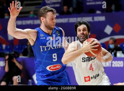 Belgrad. Juli 2021. Der serbische Milos Teodosic (R) wetteiferte mit dem italienischen Italiener Nicolo Melli während des FIBA-Basketballfinalspiels zwischen Serbien und Italien am 4. Juli 2021 in Belgrad, Serbien. Kredit: Predrag Milosavljevic/Xinhua/Alamy Live Nachrichten Stockfoto