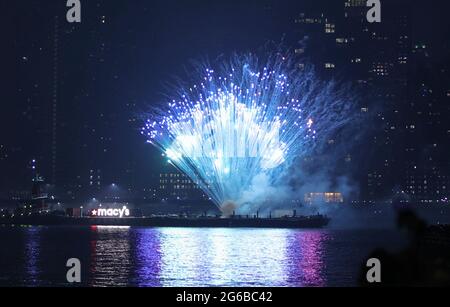 Long Island City, New York, USA, 04. Juli 2021 - Tausende von Menschen sahen sich das Feuerwerk am 4. Juli 2021 von Macys heute in Long Island City, Queens, an. Foto: Luiz Rampelotto/EuropaNewswire FOTOKREDIT ERFORDERLICH. Stockfoto