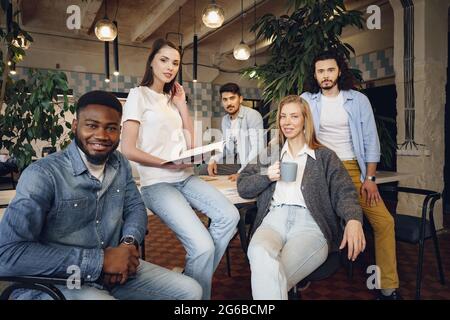 Gruppenbüro Portrait von glücklichen, vielfältigen Kollegen Stockfoto