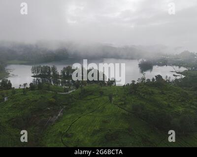 Panorama-Luftaufnahme des Blue Lake Patenggang mit einer Insel in der Mitte des Sees, Ciwidey, Bandung, West-Java, Indonesien, Asien Stockfoto