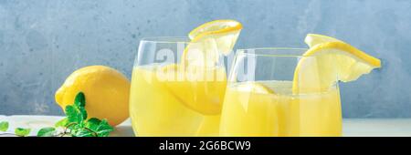 Limonadenpanorama. Hausgemachtes, frisches Zitronengetränk – Panorama-Banner. Gesunde natürliche Detox-Diät Stockfoto