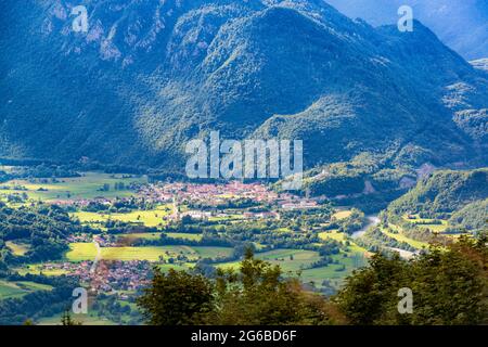 Blick von oben auf die slowenische Stadt Kobariim Soca-Tal Stockfoto