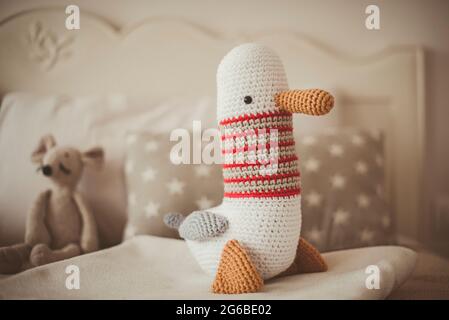 Amigurumi Möwe sitzt auf einem Bett Stockfoto