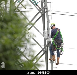 Elektriker arbeitet an einem Pol, Hochspannung Stockfoto