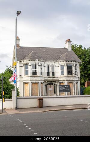 4. Juli 2021 EIN großes freistehendes Haus an der Ecke North Road und Newtownards Road im Osten von Belfast Nordirland Dieses Anwesen war einst uns Stockfoto