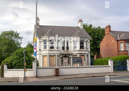 4. Juli 2021 EIN großes freistehendes Haus an der Ecke North Road und Newtownards Road im Osten von Belfast Nordirland Dieses Anwesen war einst uns Stockfoto