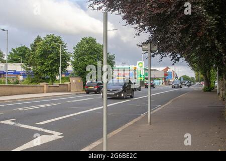 4. Juli 2021 die geschäftige Lower Newtownards Road in East Belfast Nordirland mit der Shell-Tankstelle und dem Eurospar Supermarket Complex. Aufgenommen Stockfoto