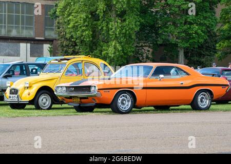 1970 Dodge Challenger und Ciros 2CV im Bicester Heritage Center sonntag Wettlauf Veranstaltung. Bicester, Oxfordshire, England Stockfoto