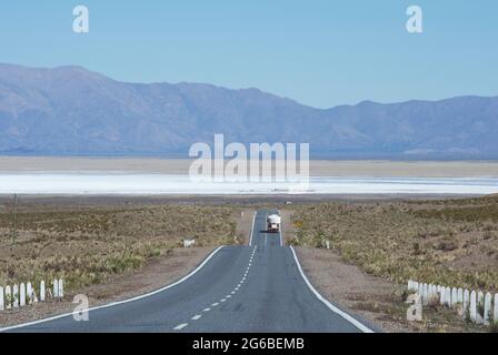 LKW fährt auf einer Straße nach salinas grandes, Jujuy, Argentinien Stockfoto