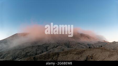 Morgennebel über Mount Bromo bei Sonnenaufgang, Bromo-Tengger-Semeru National Park, East Java, Indonesien Stockfoto