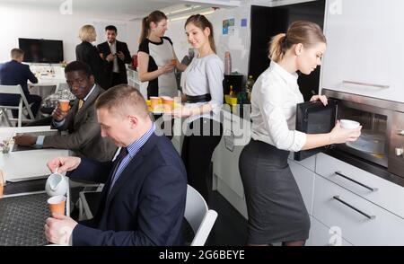 Geschäftsleute unterhalten sich beim Kaffee Stockfoto