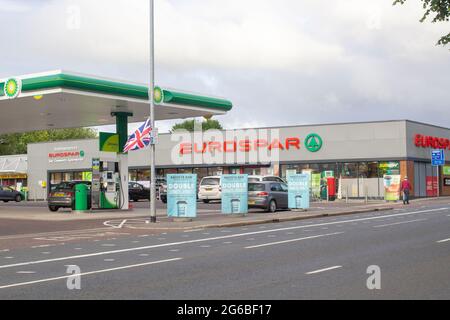 4 Juli 2021 Newtownards Road Belfast Nordirland EIN moderner Einkaufszentrum, in dem ein großer Eurospar-Supermarkt und eine Tankstelle für Kraftstoff eingerichtet sind Stockfoto