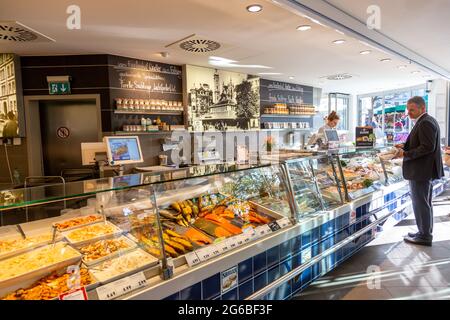 München, Deutschland - 15. April 2015 - EIN Mann schaut sich die Lebensmittel an, um zu entscheiden, was er am 15. April 2015 in einem Restaurant in München zum Mittagessen bestellen soll Stockfoto