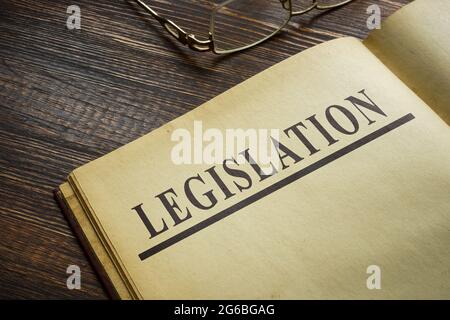 Öffnen Sie das Buch auf einer Seite mit einem Thema Gesetzgebung. Stockfoto