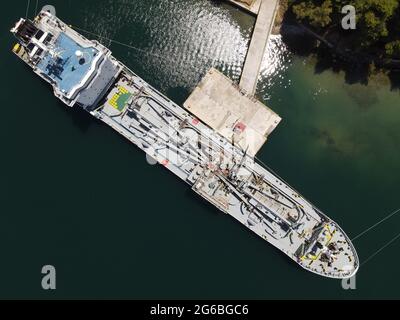 Luftaufnahme seaven Stern Zement, Betonträger Industriefrachtschiff von piräus im Hafen von igoumenitsa Stadt griechenland mit Ziel rio Stockfoto