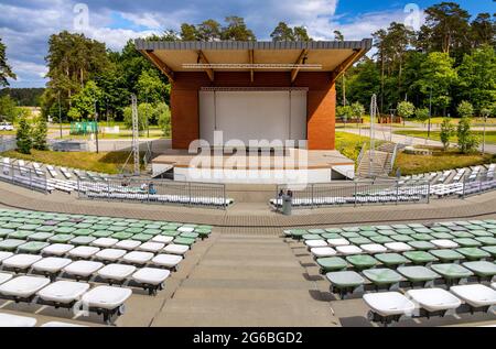 Augustow, Polen - 1. Juni 2021: Open-Air Amphitheater Bühne am Ufer des Necko-Sees in Masuren Seengebiet Ferienort Augustow Stockfoto