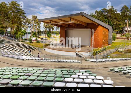 Augustow, Polen - 1. Juni 2021: Open-Air Amphitheater Bühne am Ufer des Necko-Sees in Masuren Seengebiet Ferienort Augustow Stockfoto