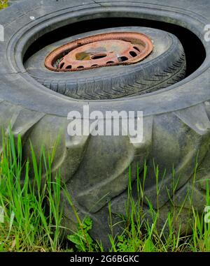 Autorad in einem Traktorreifen/Reifen Stockfoto