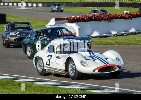 Maserati Tipo 151 klassischer Le Mans-Konkurrent, Oldtimer-Rennwagen, der bei der RAC Tourist Trophy beim historischen Goodwood Revival-Event in Großbritannien teilnimmt Stockfoto