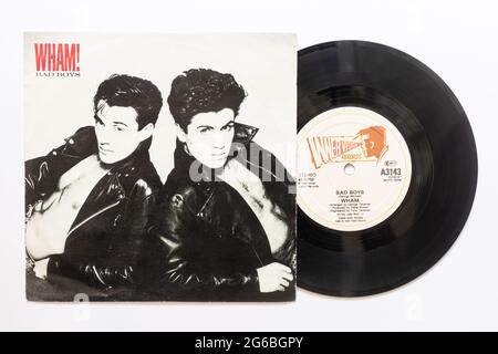 Bad Boys des Pop-Duos Wham, ein Stock-Foto der 7' Single Vinyl-Schallplatte mit 45 U/min in Bilderhülle Stockfoto