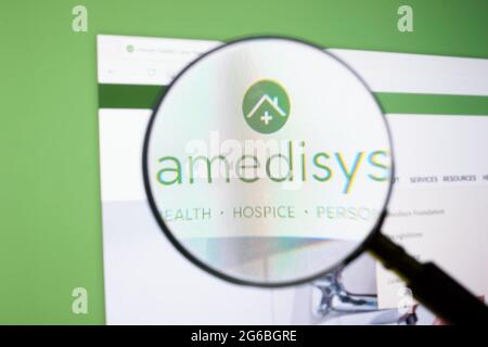 KIEW, UKRAINE - 30. Juni 2021. Lupe und Amedisys-Logo. Stockfoto