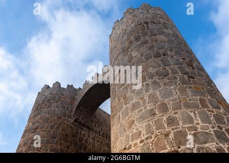 Alcazar Tor der mittelalterlichen Stadtmauer von Avila in Spanien Stockfoto