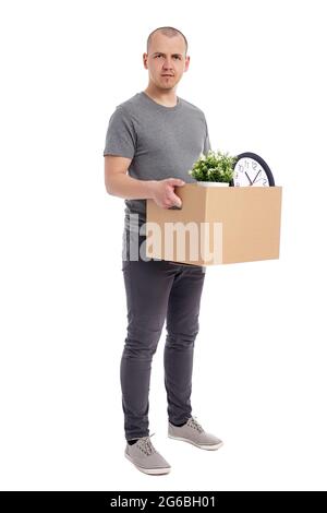 Porträt eines jungen Mannes mit Box mit Habseligkeiten isoliert auf Weißer Hintergrund Stockfoto