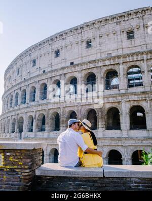 Junges Paar mittleren Alters Asiatin und Europäischer Mann auf einer Städtereise in Rom Italien Europa, Kolosseum Kolosseum Gebäude in Rom, Italien Stockfoto