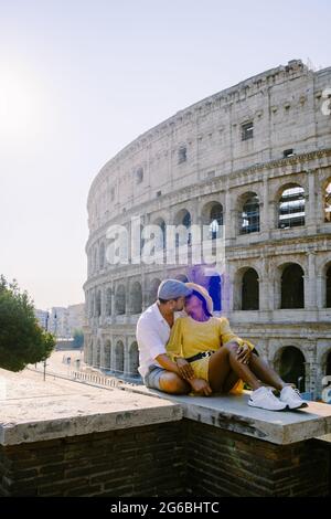 Junges Paar mittleren Alters Asiatin und Europäischer Mann auf einer Städtereise in Rom Italien Europa, Kolosseum Kolosseum Gebäude in Rom, Italien Stockfoto