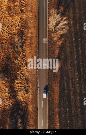 Mini-LKW auf der Straße von oben, Drohne pov Luftaufnahmen Stockfoto