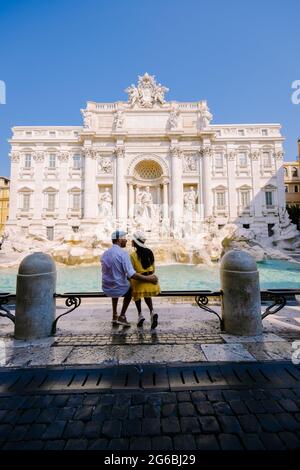 Trevibrunnen, Rom, Italien. Städtetrip Paar auf einem Städtetrip in Rom mit Blick auf den Trevi-Brunnen. Asiatische Frau und europäischer Mann auf einem Städtetrip in Rom Stockfoto