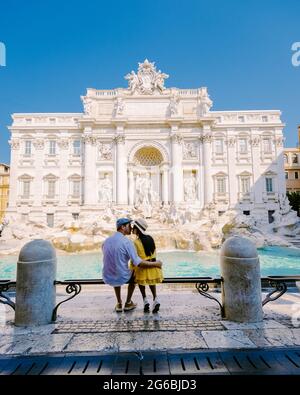 Trevibrunnen, Rom, Italien. Städtetrip Paar auf einem Städtetrip in Rom mit Blick auf den Trevi-Brunnen. Asiatische Frau und europäischer Mann auf einem Städtetrip in Rom Stockfoto