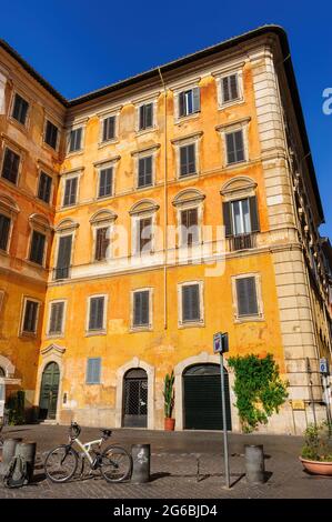 Typische Ansicht der üblichen alten Wohngebäude in Rom, Italien Stockfoto